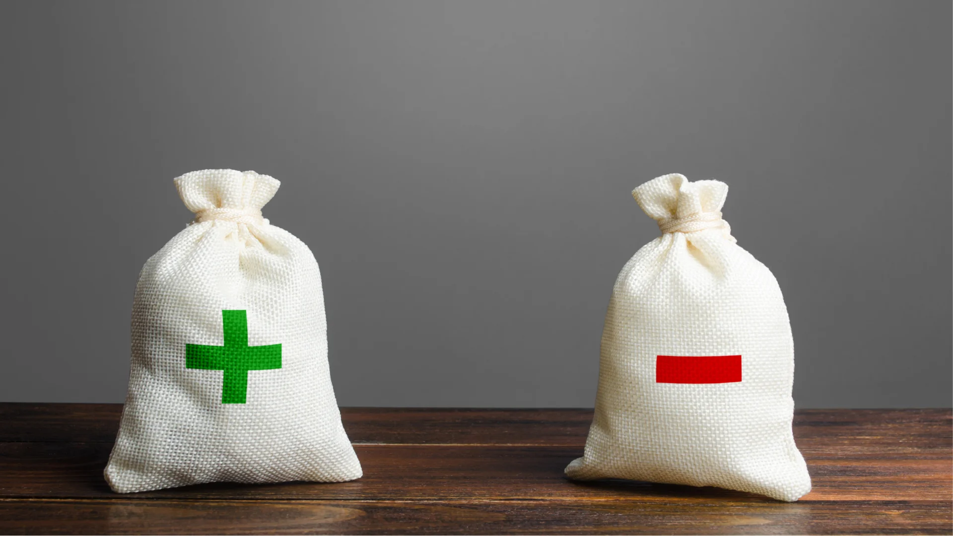 Un sac avec le signe plus sur le côté gauche et un sac avec le signe plus sur le côté droit, illustrant apporteur d'affaires : avantages et inconvénients